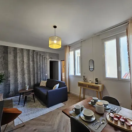 Les Elegantes Colonnes De La Place Saint Charles Apartment *
