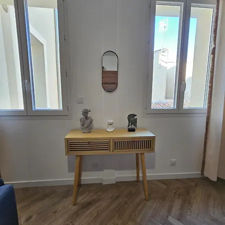 Les Elegantes Colonnes De La Place Saint Charles Apartment Nimes